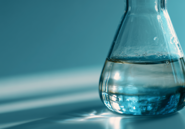 260120_CERTANIA_OEHMIPharma_AI_AlderFlaskCloseUp