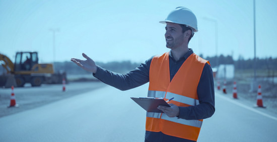 260422_CERTANIA_APV_AI_instructor_hardhat_construction_site 260422_CERTANIA_APV_AI_instructor_hardhat_construction_site
